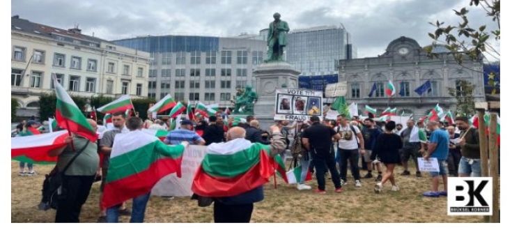 Brüksel’de Bulgar göstericiler, “EU IS FUNDING THE MAFIA IN BULGARIA WITH TAXPAYER MONEY!”  